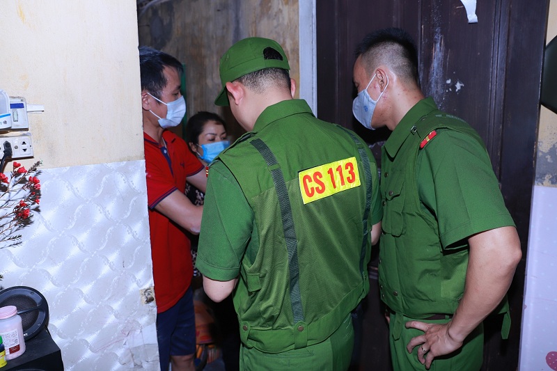 Cảnh sát 113 - Công an thành phố khống chế đối tượng biểu hiện ngáo đá